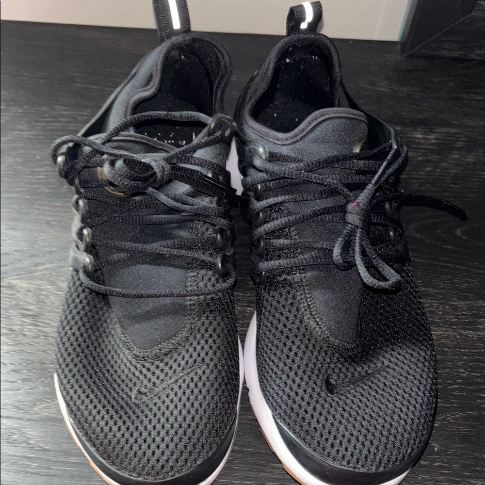 Nike Black Athletic Shoes with Breathable Mesh and Lightweight Design